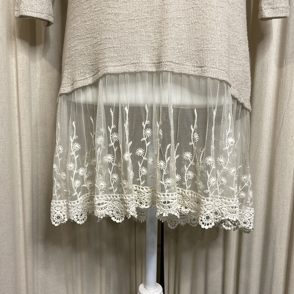 EUC- HI- BEAM CREAM LACE AND EMBROIDERED BLOUSE S-M - Picture 3 of 11